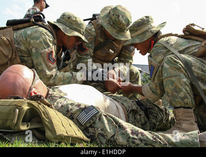 US-Segler mit Riverine Squadron 1 Teilnahme tactical combat Casualty Care Training mit indonesischen Marine Kopaska comman Stockfoto