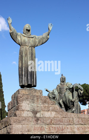 Statue des Heiligen Franziskus in San Giovanni in Laterano Platz in Rom, Italien Stockfoto