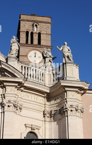 Glockenturm und Statuen auf Heilig-Kreuz in Jerusalem Basilika in Rom, Italien Stockfoto