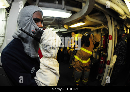 US Navy Yeoman 2. Klasse David Rattler macht einen Funkruf aus einem Reparatur-Schließfach an Bord der Lenkwaffen-Kreuzer USS Normandy Stockfoto