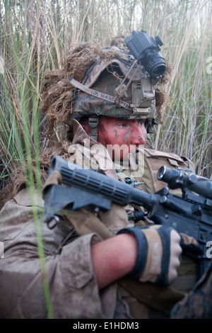 US Marine Corps Lance Cpl. Nathan Walker, ein Scout Sniper mit Sniper Team 2, 1. Bataillon, 7. Marineregiment Regiments C Stockfoto