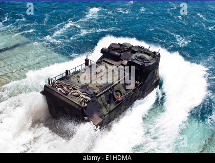 Ein U.S. Marine Corps amphibische Fahrzeug stürzt in den Golf von Thailand, wie es das gut-Deck des amphibischen Do beendet Stockfoto