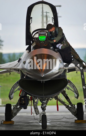 US Air Force major Vince O'Conner, ein Pilot mit der 36. Jagdstaffel steigt in das Cockpit einer F - 16C Fighting Falcon Stockfoto