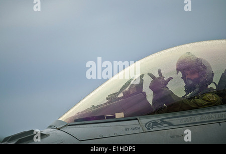 US Air Force Pilot im Flugzeug F - 16C Fighting Falcon der 77. Fighter Squadron auf der Shaw Air Force Base zugeordnet, Stockfoto