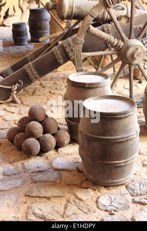 Fässer Schießpulver mit steinernen Kanonenkugeln Stockfoto