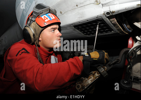 U.S. Marine Corps Lance Cpl. Matthias Petzold, zugewiesen, Marine Fighter Attack Squadron (VMFA) 323, entfernt eine Fackel und Spreu Stockfoto