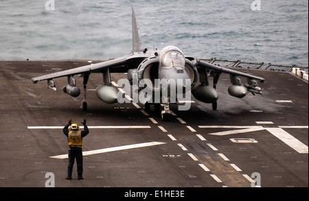 Ein US-Marine Corps AV-8 b Harrier II Flugzeuge zugeordnet, Marine Attack Squadron (VMA) 214 bereitet aus den Amphib ausziehen Stockfoto