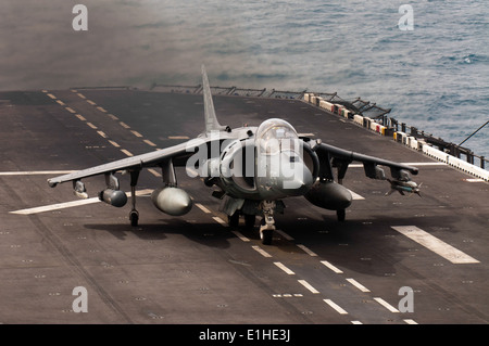 Ein US-Marine Corps AV-8 b Harrier II Flugzeuge zugeordnet, Marine Attack Squadron (VMA) 214 bereitet aus den Amphib ausziehen Stockfoto