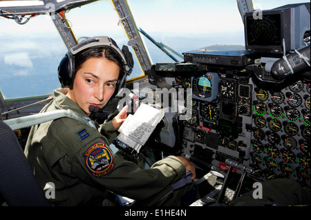 Nevada Air National Guard Captain Brooke Magee, eine c-130 Hercules Luftfahrzeugführer mit 192. Airlift Squadron, spricht mit einer fl Stockfoto