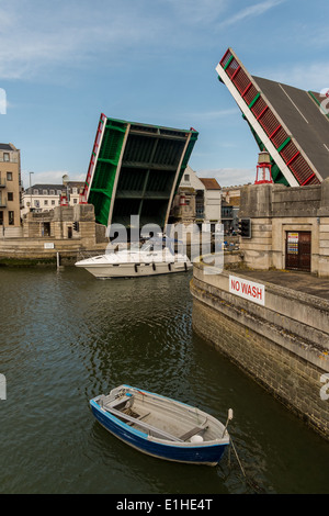 Weymouth Straßenbrücke öffnen für den Seeverkehr Stockfoto