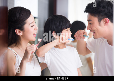 Glückliche Familie Zähneputzen Stockfoto