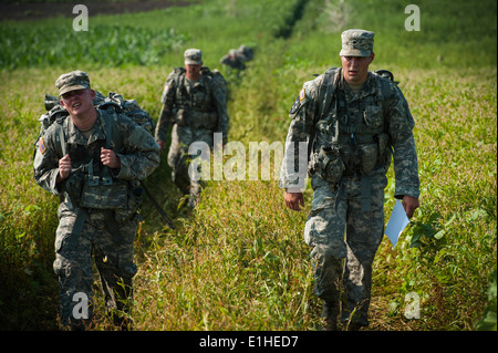 North Dakota Army National Guard Soldaten mit dem 817th Ingenieur-Unternehmen (Sapper) vervollständigen einen Ruck vier Meilen Marsch ein Stockfoto