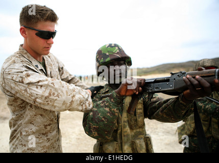 U.S. Marine Corps CPL. John P. Maggard, Bereich Trainer mit dem 3. Bataillon, 25. Marine Regiment, inspiziert die Kammer von einem G Stockfoto