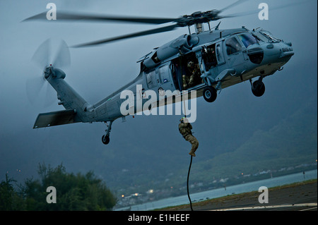 Ein US-Seemann, Explosive Ordnance Mobile Abfallbehälter 11 Fast-Seile aus einem MH-60 s Knighthawk Hubschrauber zugewiesen zugewiesen Stockfoto