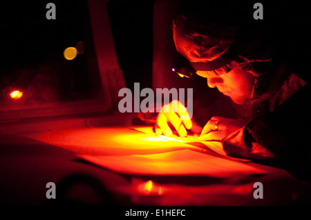 US Army Staff Sgt Jeffrey Rios, Spezialist für Korrekturen mit Bravo Company, Regional Training Center-Ost, zeichnet seine erste Stockfoto