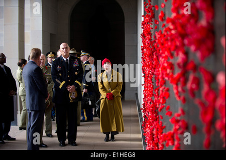 Stabschef der US Army General Raymond T. Odierno, Mitte Vordergrund, befasst sich mit der Mohn-geschmückten Roll Of Honour beim Au Stockfoto