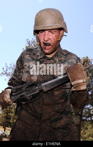 Grundlegende Kadett Spencer Crowe bewegt sich durch ein Hindernis auf dem Assualt Platz während des Unterrichts von 2016 Cadet-Grundausbildung an der Stockfoto