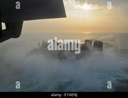 Ein US-Navy landing Craft, Luftpolster fährt gut Deck die amphibischen Transportschiff der Dock USS New York (LPD-21) in der Stockfoto