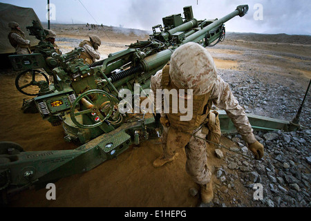 US Marine Corps Lance Cpl. Bradley Washington, Firma Echo, 1. Bataillon, 12. Marine Regiment, feuert eine 155 mm weiß p Stockfoto