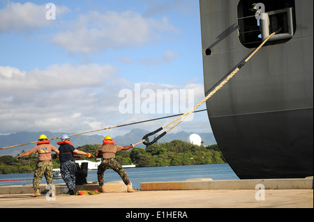 US-Segler, Cargo Handling-Bataillon 4, Air Cargo Griff eine Befestigungsleine von Trockenfracht Schiff USNS Matthew Perry (T-zugeordnet Stockfoto