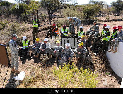 US Army Staff Sgt David Abell, mit dem 631st Ingenieur-Unternehmen führt eine Brücke Aufklärungs- und Klassifizierung der Klasse fo Stockfoto