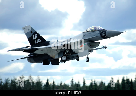 Ein US-Air Force f-16 Fighting Falcon-Flugzeug zur 18. Aggressor Squadron versetzt zieht während rote Fahne-Alaska 12-3 am Stockfoto