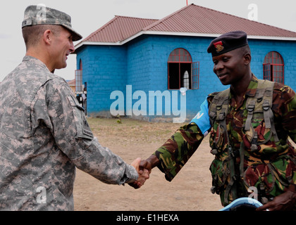 US-Armee Generalmajor Rob Baker, links, der Kommandant der kombiniert Joint Task Force Horn von Afrika, gratuliert, gratuliert ein Stockfoto