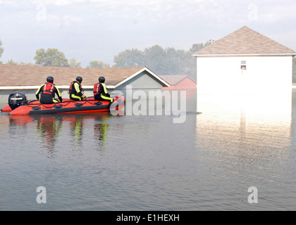 Feuerwehrleute mit der Feuerwehr Fort Knox, Kentucky, bereiten ein überschwemmtes Gebiet um mock Opfer gefangen im Haus evakuieren eingeben Stockfoto