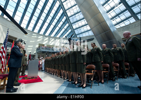 US-Verteidigungsminister Leon E. Panetta, links, und neu in Betrieb genommenen US Marine Corps zweite Leutnants stehen für die Wiedergabe o Stockfoto