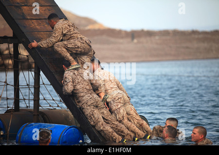 Strand von ARTA, Dschibuti, (11. August 2012) - Marines mit dem 24. Marine Expeditionary Unit navigieren ein Hindernis während einer Wasser-obs Stockfoto