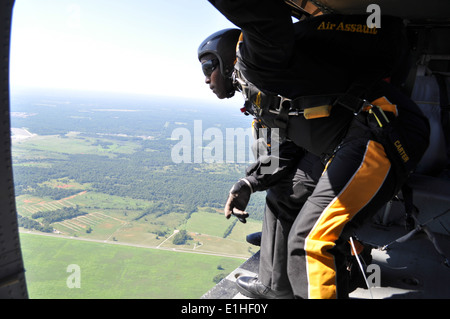 Staff Sgt Shawn Carter, Mitglied der Fallschirm Demonstration Team, 101. US-Luftlandedivision, bereitet springen aus einem UH-60 Stockfoto