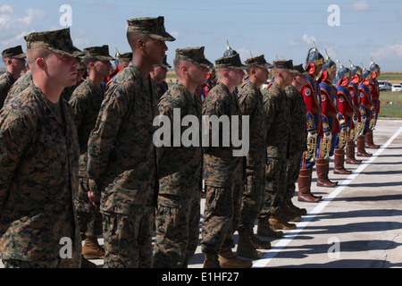 US-Marines stehen in Formation neben der mongolischen Streitkräfte Band während der Eröffnungsfeier für Khaan Quest 2012 bei der Stockfoto