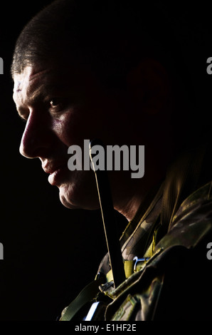 Georgische Armee Capt Shamil Ioseliani mit Alpha Company, reflektiert 12. Infanterie-Bataillon von Licht auf die Ereignisse des Tages während Stockfoto