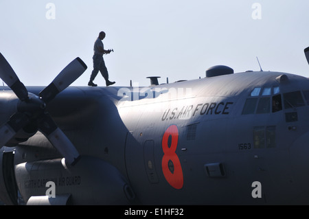 US Air Force Master Sgt. Rodney Hall geht den Flügel eine c-130 Hercules-Flugzeuge mit der modularen Airborne Feuer Fiqh ausgestattet Stockfoto