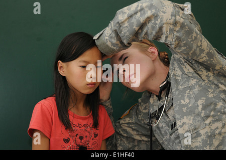 US Army Captain Tori Schmidt, Recht, eine Arzthelferin mit der 297th Schlachtfeld Überwachung Brigade, Alaska Armee Nationa Stockfoto