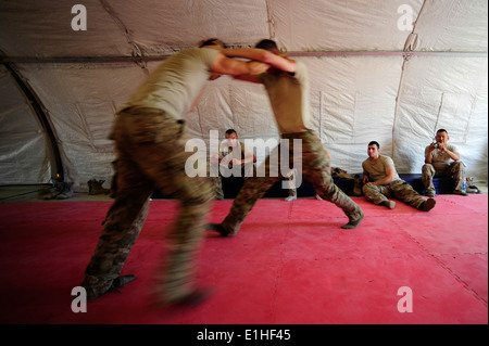 US-Soldaten, der Farah Provincial Reconstruction Team Sicherheitstruppe zugewiesen zu beteiligen, der Extraklasse Combatives bei Forward Stockfoto