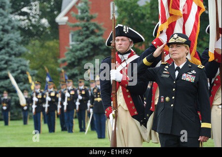 US Army General Ann E. Dunwoody, Recht, das ehemalige Kommandierender General der Armee Materiel Command, salutiert wie wit US-Soldaten Stockfoto