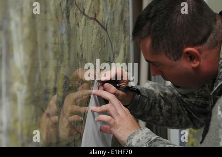 US Army Captain John S. Bittle, mit der 1. Staffel, 297th Kavallerie-Regiment, Alaska Army National Guard, Grundstücke Positionen der f Stockfoto