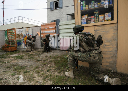 Georgische Soldaten mit Alpha Company, 12. Licht-Infanterie-Bataillon eine Kordon und Suche Operation auf eine gezielte Bäuerinnen durchführen Stockfoto