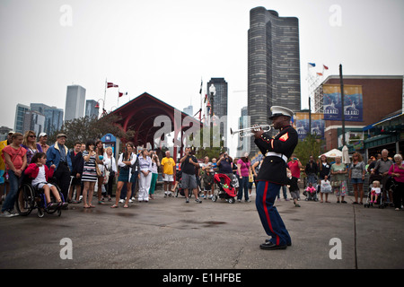 U. S. Marine Sgt. Michael Joseph, ein Trompeter mit der Marine Corps Band New Orleans, führt am Navy Pier in Chicago, Il Stockfoto
