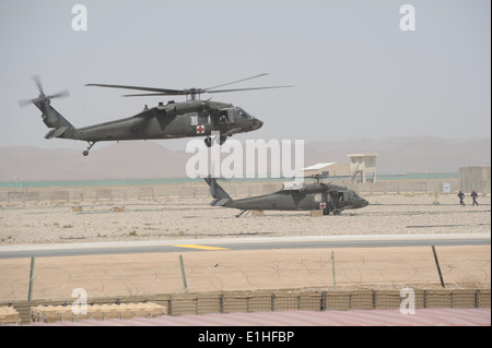 Zwei US-Armee UH-60 Black Hawk medizinische Evakuierung Hubschrauber mit Task Force Sturm, 12. Combat Aviation Brigade Land im r Stockfoto