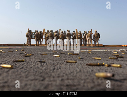 U. S. Marines mit Battalion Landing Team 1. Bataillon, 2. Marine Regiment, 24. Marine Expeditionary Unit, ersetzen ihre Teer Stockfoto