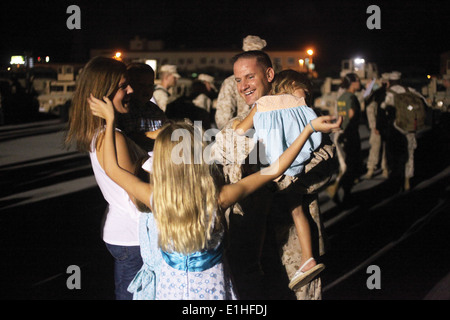 US Marine Corps Master Sgt. Brannon A. Niesent ist im Camp Foster in Okinawa, Japan, von seiner Familie 19. August 2012, bei begrüßt. Stockfoto