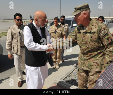 US Armee Generalleutnant James L. Terry, Recht, der Kommandeur der International Security Assistance Force Joint Command grüßt Af Stockfoto