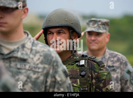 Ukrainische Bodentruppen Soldat mit dem 80. Airborne Regiment salutiert mit US-Soldaten, die gemeinsame regionale Det zugewiesen Stockfoto