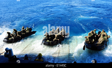 US-Marines, die 31. Marine Expeditionary Unit zugeordnet Ansatz gut Deck des amphibischen Dock Landungsschiff USS Tortuga Stockfoto