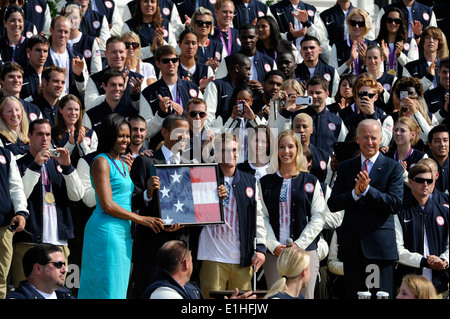 Von links nach rechts, First Lady Michelle Obama, Präsident Barack Obama, Paralympischen Schwimmer Brad Snyder, Olympischen Fechter Mariel Za Stockfoto