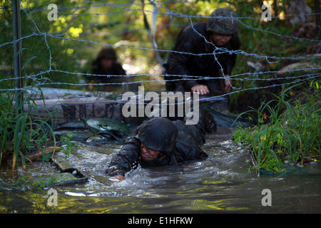 US-Marines mit Landung Unterstützungskompanie, Bekämpfung von Logistik-Regiment 27, 2. Marine Logistics Group unter Stacheldraht zu kriechen Stockfoto