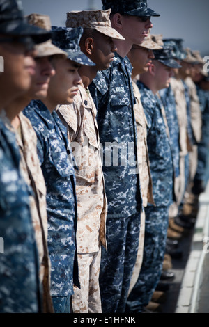 US-Marines und Segler mit 15. Marine Expeditionary Unit (MEU) und Peleliu amphibische bereit-Gruppe (PELARG) Mann die Schiene Stockfoto