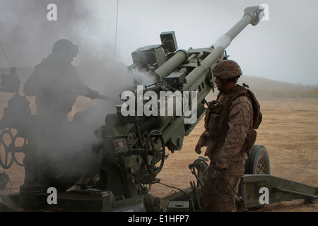 Marines mit Indien Batterie, 3. Bataillon, 11. Marineregiment Tupfer die Verletzung einer M777 leichte Haubitze nach Stockfoto